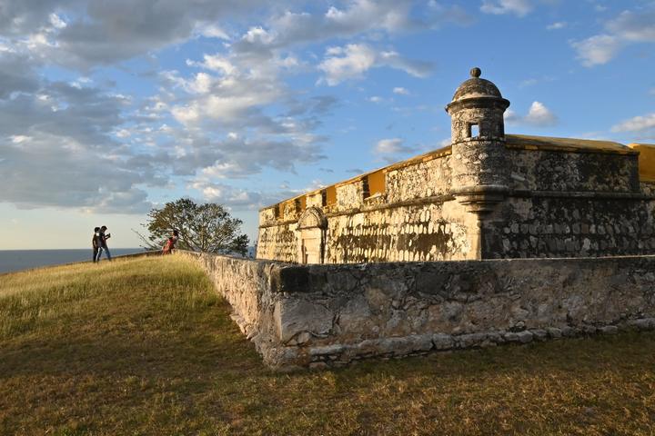 The fort of San José el Alto, with its sentry box, on a hill overlooking the sea.